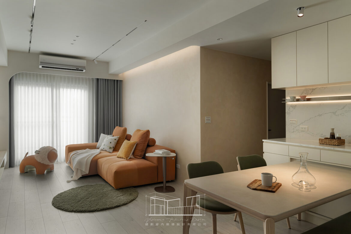 竹北25坪新成屋客廳視角，沙發顏色作為空間主角，背牆施作藝術漆增加紋理層次；其餘牆面、櫃體以淺色留白襯托，視覺不雜亂。